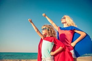Empowerment: Mädchen und Frau Superheldenoutfit