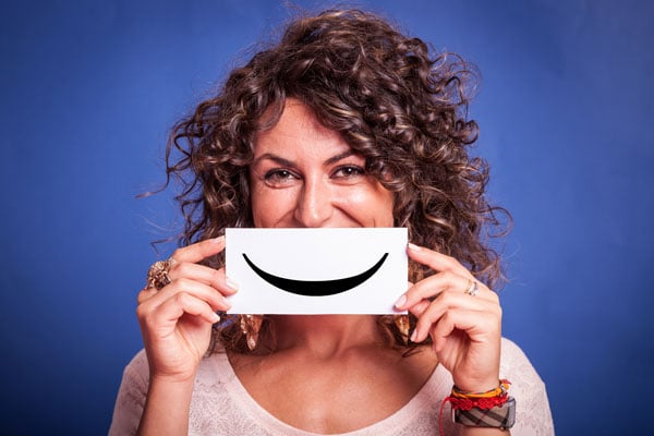 Frau mit Lächeln im Gesicht - Optimismus