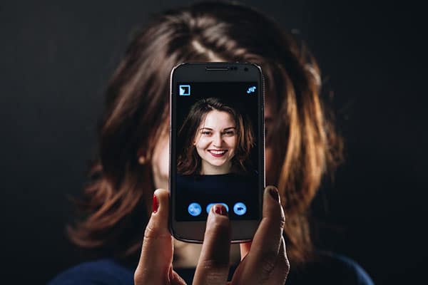 Frau macht Selfie vom Lächeln