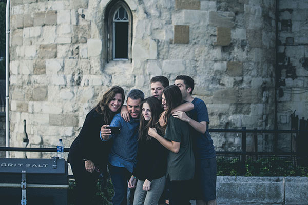 Gruppe macht Selfie - Empathie